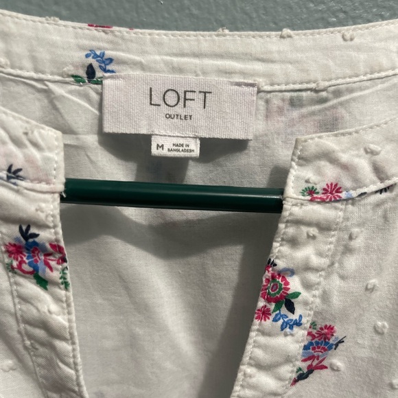 Loft Outlet, spring floral print, v-neck office top size Medium - Picture 4 of 16